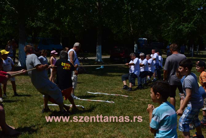 19. Hagyoányos Aratás 2015. július 4. kötélhúzás